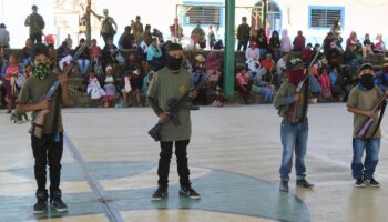 Videos | Niñas y niños reciben armas para defenderse del crimen en Guerrero