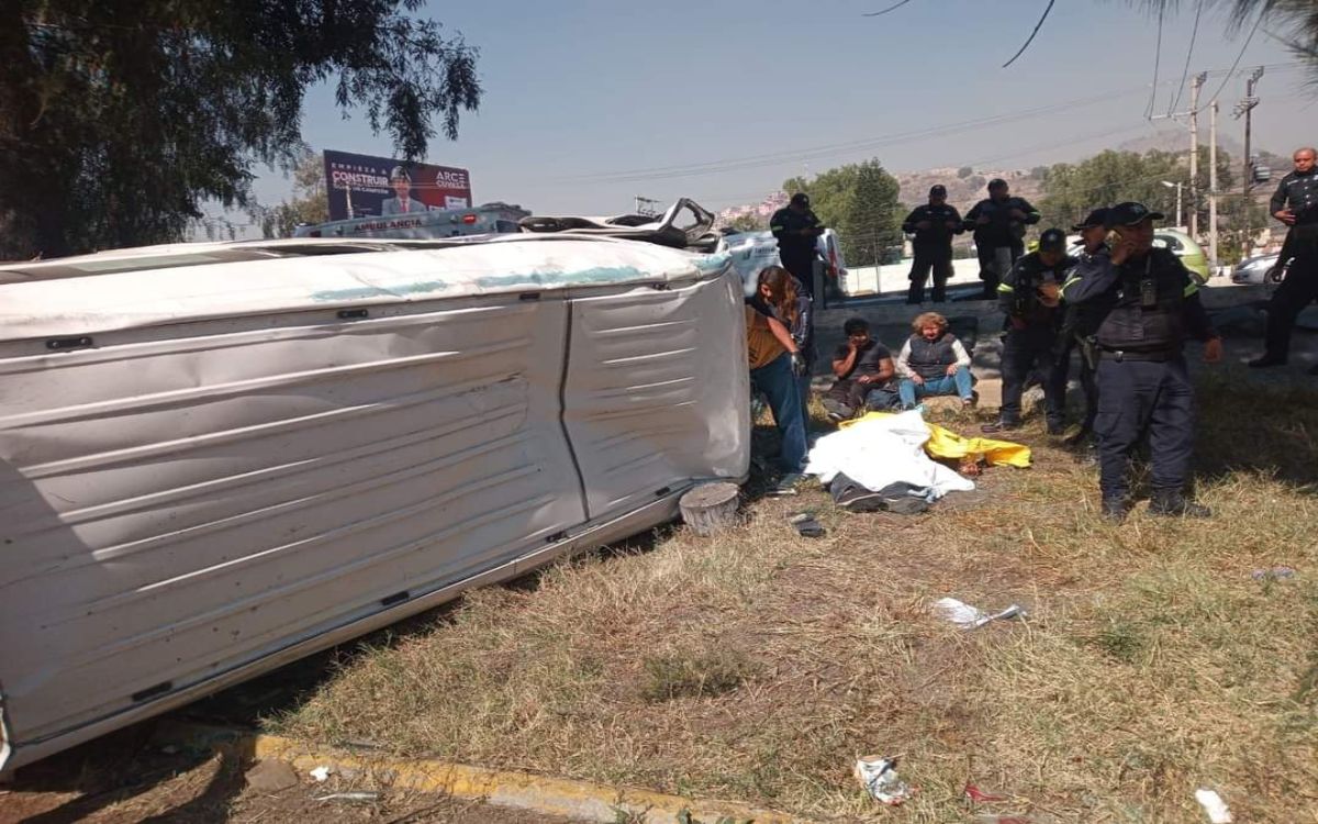 Chofer sufrió paro cardíaco y combi del transporte volcó; 16 heridos