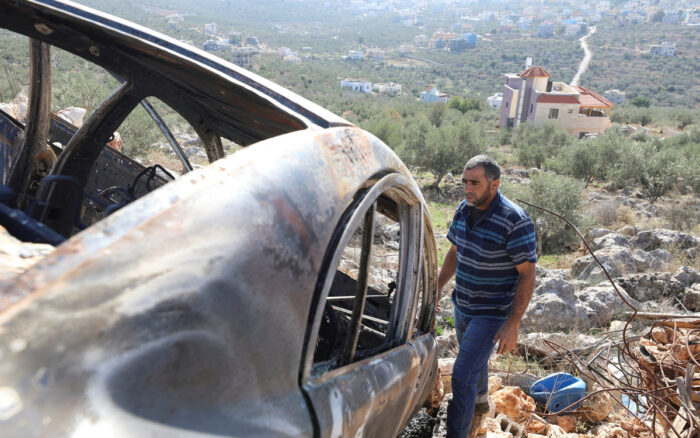 Auto incendidado durante un ataque de colonos israelíes cerca de Salfit en la Cisjordania ocupada. Foto: Reuters 