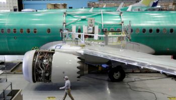 Avión Boeing 737 averiado en EU carecía de cuatro tornillos: Informe preliminar
