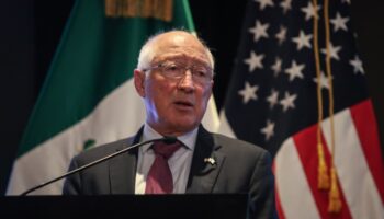 'Caso cerrado', dice Ken Salazar sobre supuesto financiamiento ilegal a campaña de AMLO en 2006