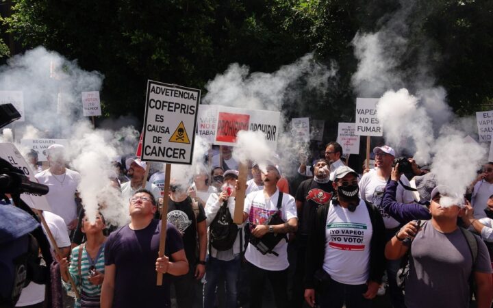 Comerciantes mexicanos rechazan reforma de AMLO que busca prohibir los vapeadores Comerciantes mexicanos rechazan reforma de AMLO que busca prohibir los vapeadores