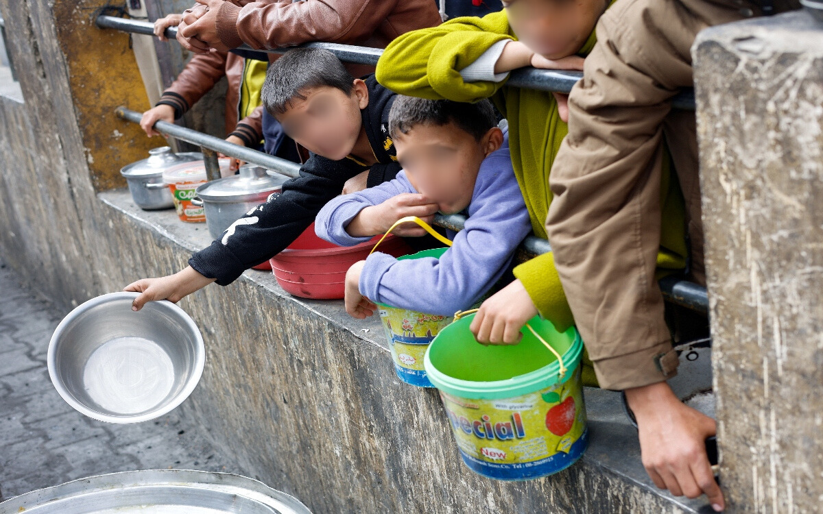 Pan para pájaros y un dátil envuelto en una gasa: lo que comen los niños en Gaza