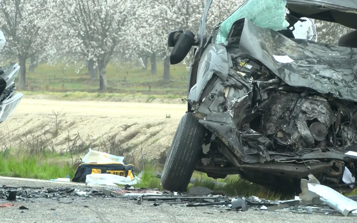 8 people die in car accident in California;  there are mexicans involved
