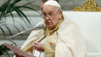 El papa considera una 'hipocresía' criticar la posibilidad de bendecir a parejas homosexuales