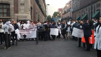 Protesta personal de salud por falta de base, exigen cumplir promesa de AMLO
