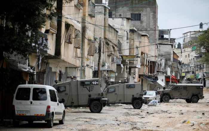 Vehículos militares israelíes durante un ataque en Tulkarm, Cisjordania. Foto: Reuters.