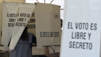 La mitad de los mexicanos apoyan la autocracia: Pew Research Center