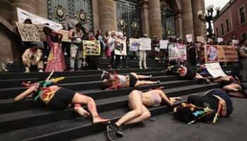 Videos y fotos | Activistas protestan frente al Congreso de la CDMX para exigir que prohíba las corridas de toros
