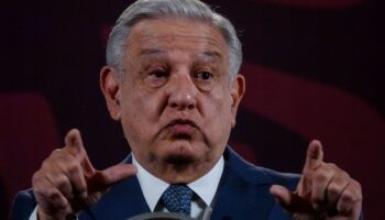 AMLO dice a transportistas que hay más seguridad en carreteras