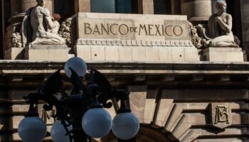 Banco de México baja la tasa de interés al 11%, su primer recorte en un año