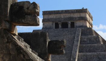 El fenómeno de la serpiente lunar ilumina Chichén Itzá