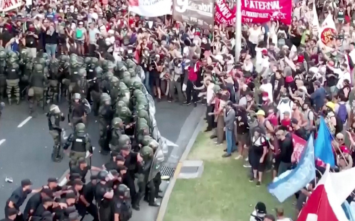 Se enfrentan policías y manifestantes en Argentina por la ‘ley ómnibus’