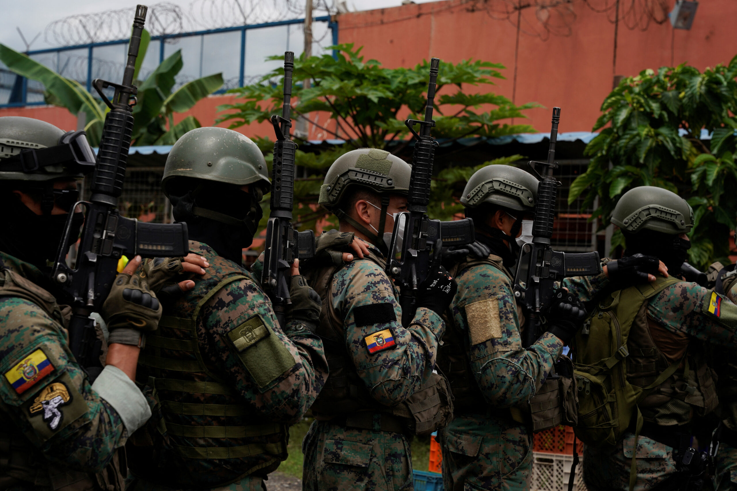 ecuador avala al ejército contra crimen organizado y rechaza reformas económicas de noboa