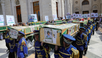 Hutíes entierran a 18 de sus combatientes y prometen 