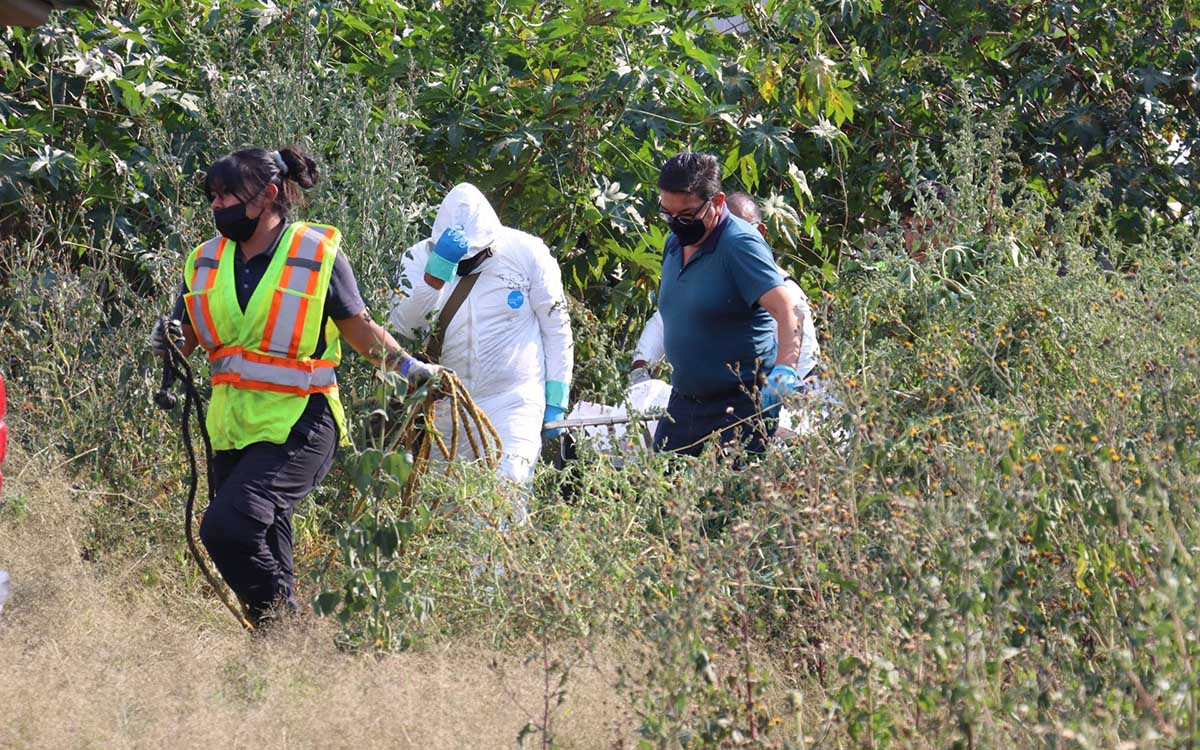 Madres buscadoras encuentran restos humanos en canal de aguas negras de Ecatepec