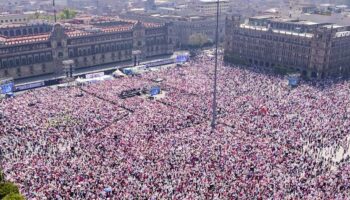 Gobierno dice que 90 mil personas fueron al Zócalo; organizadores reportan 700 mil