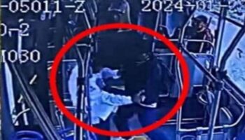 Chofer pierde la vida tras defender a una pasajera de un acosador | Video