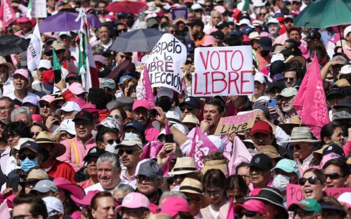 Consignas de la multitud en el Zócalo: ‘la ley es la ley’, ‘narcopresidente’, ‘voto libre’… Consignas de la multitud en el Zócalo: ‘la ley es la ley’, ‘narcopresidente’, ‘voto libre’…