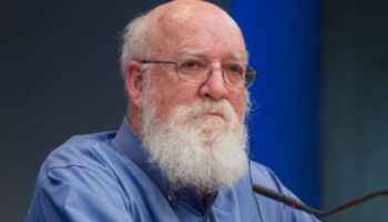 El filósofo Daniel Dennett previene de la IA: Es un “arma de engaño masivo”