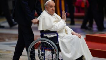 El papa Francisco se somete a revisión hospitalaria y regresa al Vaticano