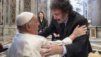 El papa y Milei se abrazan en la canonización de la primera santa argentina