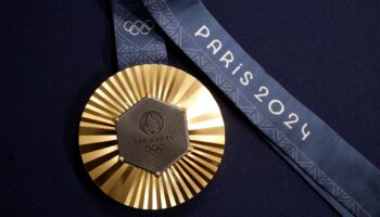 Medallas de olimpiadas París 2024 llevarán pedazo original de Torre Eiffel