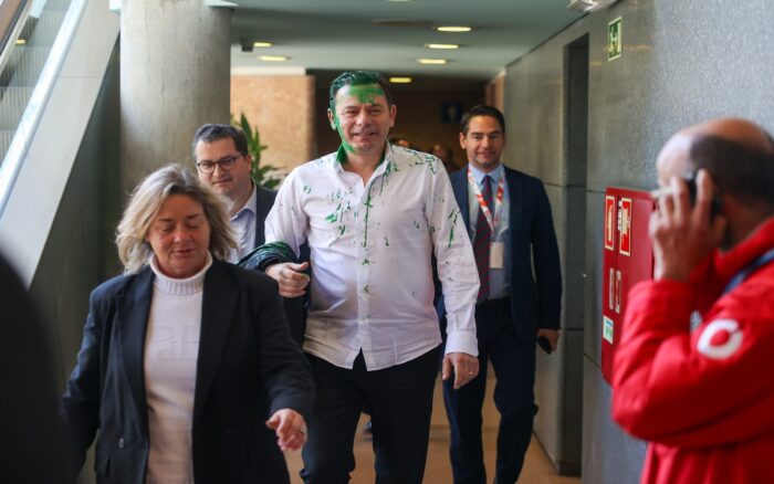 Luis Montenegro reacciona tras ser golpeado con pintura - Foto: EFE