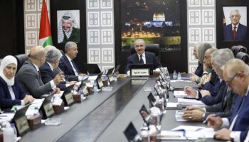 El Gobierno de la Autoridad Palestina presenta su renuncia al presidente Mahmud Abbas