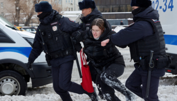 Más de 340 detenidos en manifestaciones en recuerdo a Navalni en Rusia | Video