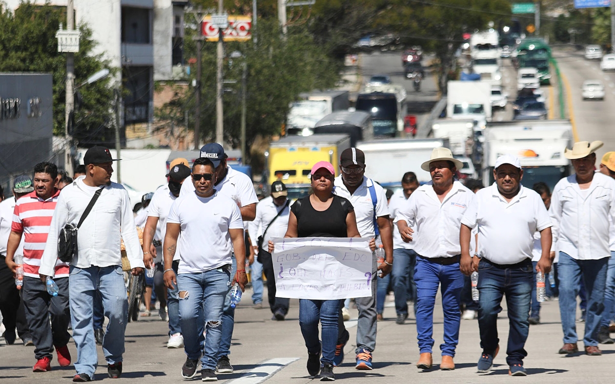 Videos | Tras cuatro asesinatos y amenazas del crimen, transportistas protestan en Guerrero