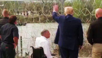 Trump saluda a migrantes a través de alambre de púas: ‘les gusta Trump’, dice