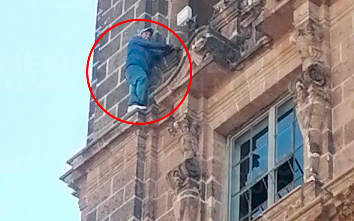 Videos | Hombre amenaza con saltar desde el edificio del Gobierno de la CDMX; es rescatado