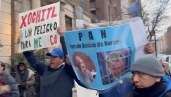 Videos | Migrantes mexicanos protestan contra Xóchitl Gálvez en Nueva York