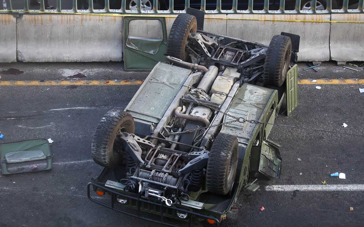 Vuelca vehículo de la Sedena en carretera México-Pachuca; un militar muerto y varios heridos