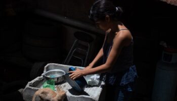 Mexicanas dedican casi el doble de tiempo a tareas de cuidado que los hombres: Oxfam