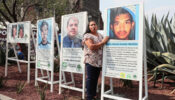 Instalan fotos en el Zócalo para 'sembrar la memoria' de migrantes desaparecidos | Video
