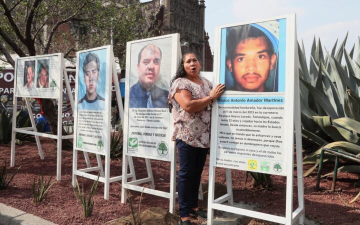 Instalan fotos en el Zócalo para 'sembrar la memoria' de migrantes desaparecidos | Video
