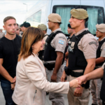 Foto: Reuters | Ministra de Seguridad de Argentina, Patricia Bullrich, saluda a elementos de seguridad en Rosario