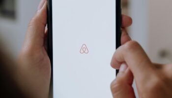 Airbnb prohíbe cámaras de vigilancia dentro de alojamientos