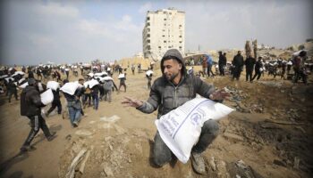Denuncian decenas de muertos en nuevo ataque israelí a gazatíes que esperaban ayuda humanitaria