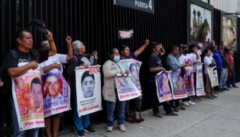 AMLO se reunirá con familiares de Ayotzinapa en 'unas semanas': Segob