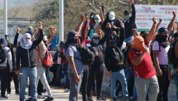 Normalistas protestan ante Fiscalía de Guerrero, tras fuga de policía