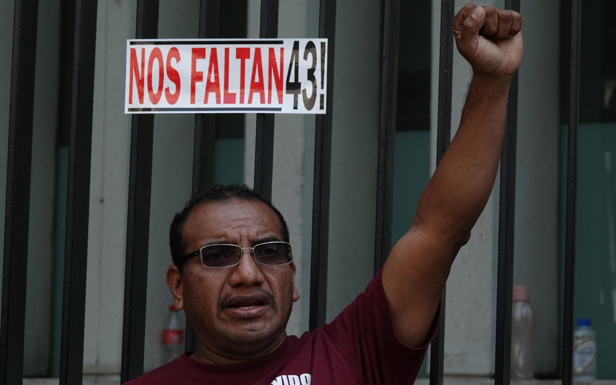 Padres de estudiantes de Ayotzinapa exigen a López Obrador “vínculo” con Sheinbaum