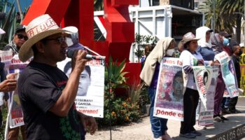 Activistas de Ayotzinapa advierten a AMLO que intensificarán sus protestas si no hay diálogo