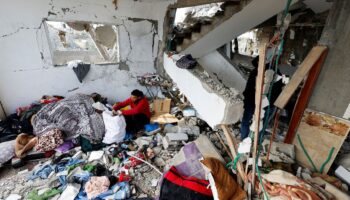 Mueren 18 palestinos, incluidos nueve niños, en bombardeo de Israel contra una casa en Rafah
