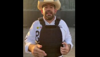 Candidato a diputado hace campaña portando chaleco antibalas en Michoacán