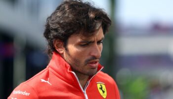 Carlos Sainz fuera del Gran Premio de Arabia Saudí; será intervenido quirúrgicamente