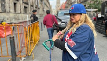 Madre buscadora Ceci Flores se viste de beisbolista para pedir a AMLO por desaparecidos: 'a ver si así nos recibe'