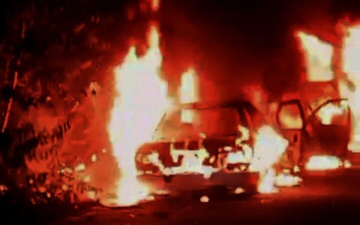 Transportistas se enfrentan y queman vehículos en Chiapas | Video